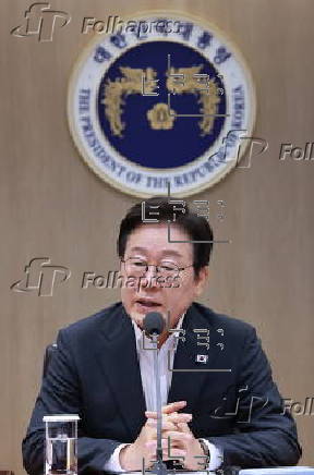 President Lee attends Cabinet meeting