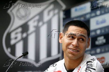 Gustavo Caballero é apresentado como novo reforço do Santos