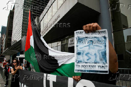 People protest in support of Palestinians in Gaza in front of the U.S. Mission to the United Nations during a Security Council meeting at U.N headquarters in New York