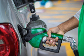 Postos de combustíveis reduzem preço da gasolina após corte nas refinarias.
