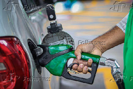 Postos de combustíveis reduzem preço da gasolina após corte nas refinarias.