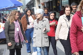 Pedestres enfrentam o frio em São Paulo