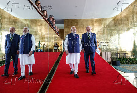  Lula e Modi caminham juntos no Palácio da Alvorada