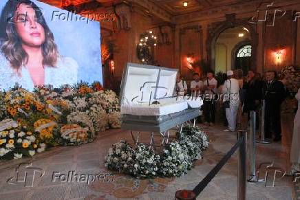 Velorio da preta gil no teatro municipal