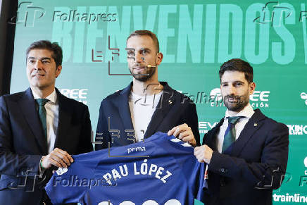 El portero Pau López y el central argentino Valentín Gómez son presentados como nuevos jugadores del Real Betis