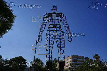 Laia l,arquera la escultura gigante instalada en la autovía A-2 en la localidad de Mataró (Barcelona)