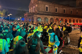 Cientos de personas hacen noche en los alrededores vaticanos para el funeral del papa