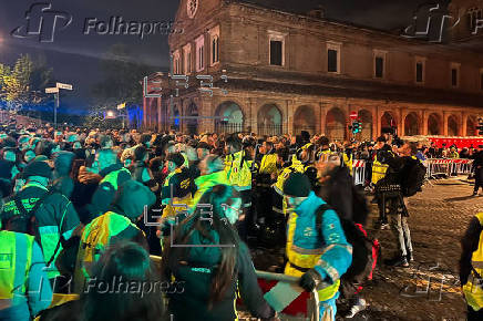 Cientos de personas hacen noche en los alrededores vaticanos para el funeral del papa