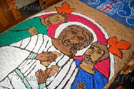 Tradicionais tapetes de Corpus Christi, feitos no corredor da igreja Santo André Apóstolo