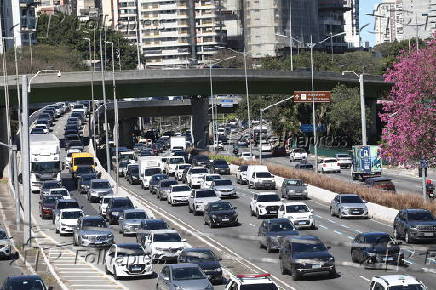 Movimentação intensa de veículos no Complexo Cebolinha