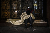 Morador de rua enfrenta semana de recorde de frio, no centro de SP