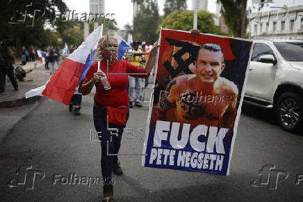 Sindicados protestan en Panamá por la visita de Peter Hegset al país