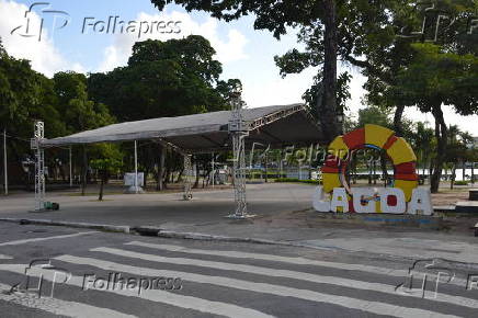 Montagem dos palcos para os shows da Festa das Neves 2025