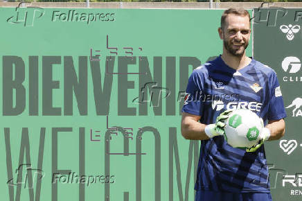 El portero Pau López y el central argentino Valentín Gómez son presentados como nuevos jugadores del Real Betis