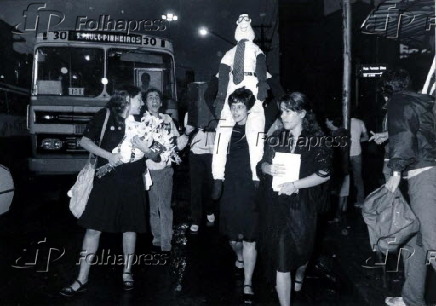 1983Pessoas durante campanha para as