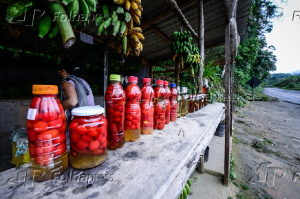 Barraca com banana e conservas para venda à beira da estrada