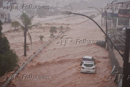 Chuva arrasta carros em Franca (SP)