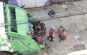 Busca por comida no caminhão de lixo na cidade do rio de janeiro