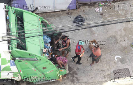 Busca por comida no caminhão de lixo na cidade do rio de janeiro