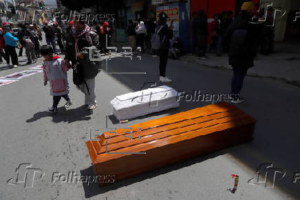 Con ataúdes vacíos mineros bolivianos protestan por muerte de 5 personas en una explosión