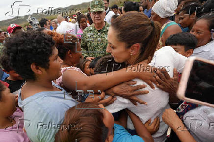 Sheinbaum visita a damnificados por 'Erick' en costas del estado mexicano de Oaxaca