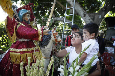 Fieles salvadoreños celebran la centenaria procesión de 