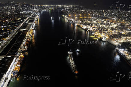 Vista noturna do Porto de Santos