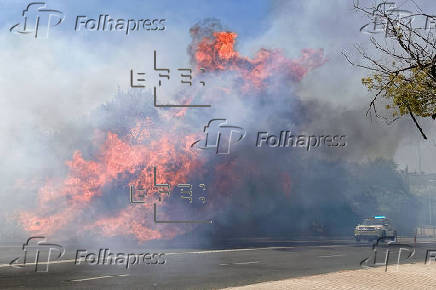 Un incendio en un descampado de Camas (Sevilla) amenaza con llegar a casas cercanas