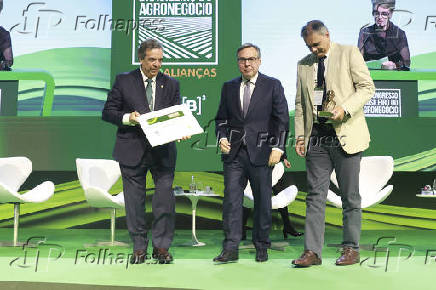 Homenagem a alexandre parola, com o ney bittencourt de araújo na 24º congresso brasileiro do agronegócio