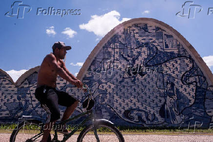 Turistas visitam a Igreja de São Francisco de Assis, na Pampulha, na capital mineira, que foi reformada