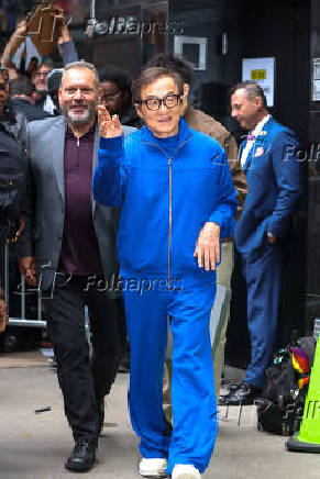 Jackie Chan é visto na região da Times Square na cidade de Nova York
