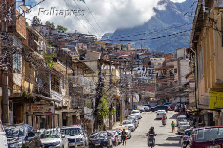 Vista de área com habitações em encosta em Teresópolis, no Rio