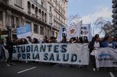 Trabajadores argentinos de la salud paran y marchan en reclamo de mejoras salariales