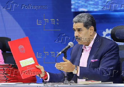 Maduro firma decreto de emergencia económica en Venezuela ante