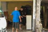 Agentes da subprefeitura de Itaquera e GCMs inspecionam casas para demolição