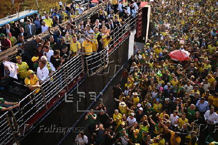 Bolsonaro encabeza una manifestación tres días después de salir del hospital