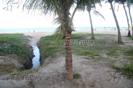 Água de chuva desce na praia com esgoto