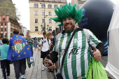 Aficionados del Betis animan a su equipo en Breslavia previo al partido de final de la Liga Conferencia