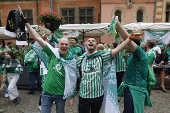 Aficionados del Betis animan a su equipo en Breslavia previo al partido de final de la Liga Conferencia
