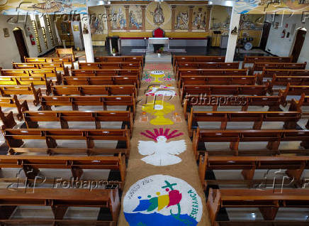 Tradicionais tapetes de Corpus Christi, feitos no corredor da igreja Santo André Apóstolo