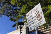 Placa configurando aporofobia, na cidade de Marília