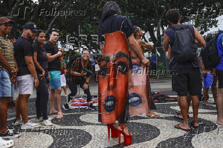 Simpatizantes de la cantante estadounidense Lady Gaga esperan frente al hotel Copacabana Palace