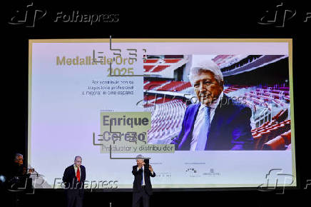 Enrique Cerezo recibe Medalla de Oro 2025