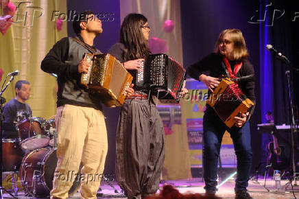 MALUKOS BELEZA ENCANTA COM SHOW INCLUSIVO NO TEATRO DA AMRIGS