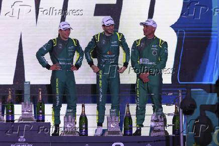 Bandeirada e pódio da categoria lmgt3 durante o fia wec no rolex 6 horas de são paulo