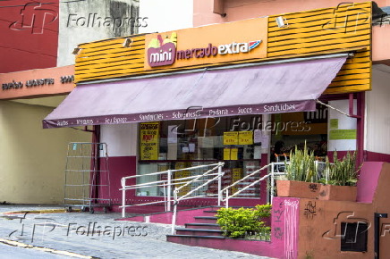 Fachada do Mini Mercado Extra na rua