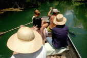 Passeio de barco pelo rio toma o dia