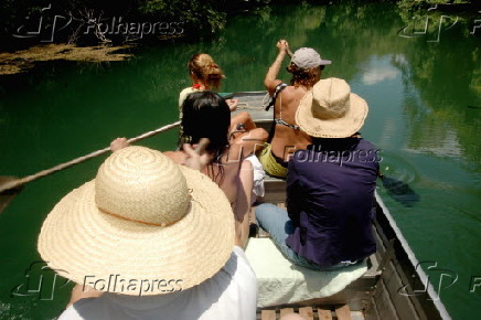Passeio de barco pelo rio toma o dia