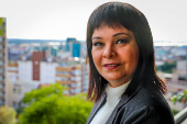 A atriz Luciene Adami mostra foto de quando interpretou a personagem Guta
