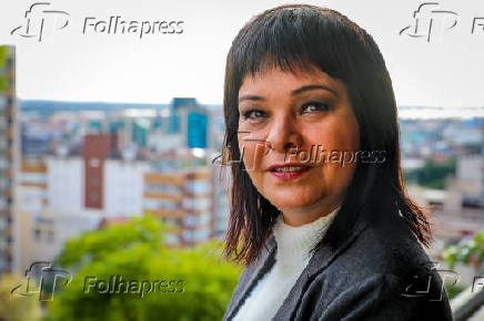 A atriz Luciene Adami mostra foto de quando interpretou a personagem Guta